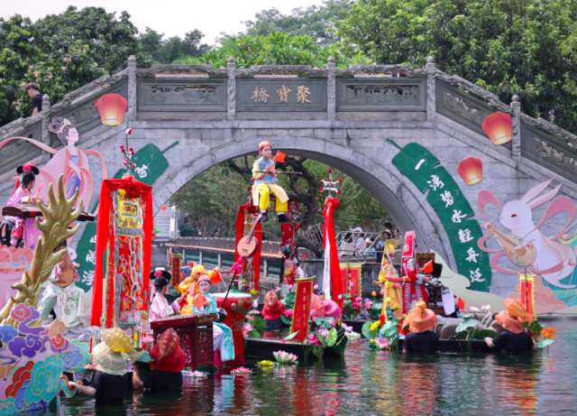 番禺水上飘色庆双节。