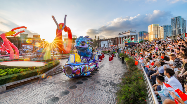 深圳景区国际街头艺术节八天狂欢庆国庆。